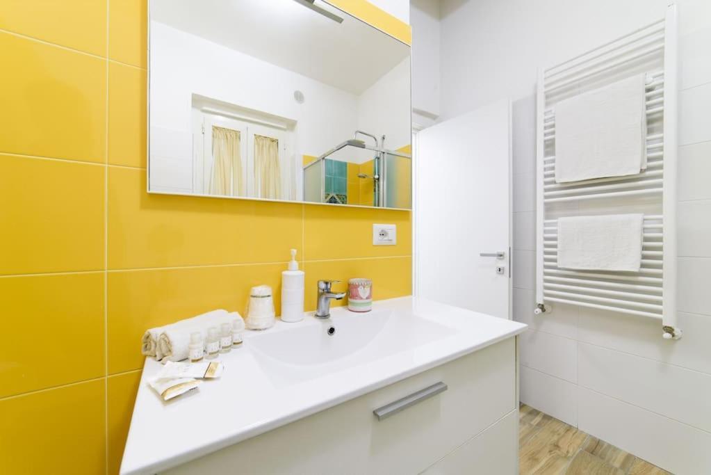 Ferienwohnung Stazione Treni - Wi-Fi & Netflix Cozy Space Salerno Exterior foto